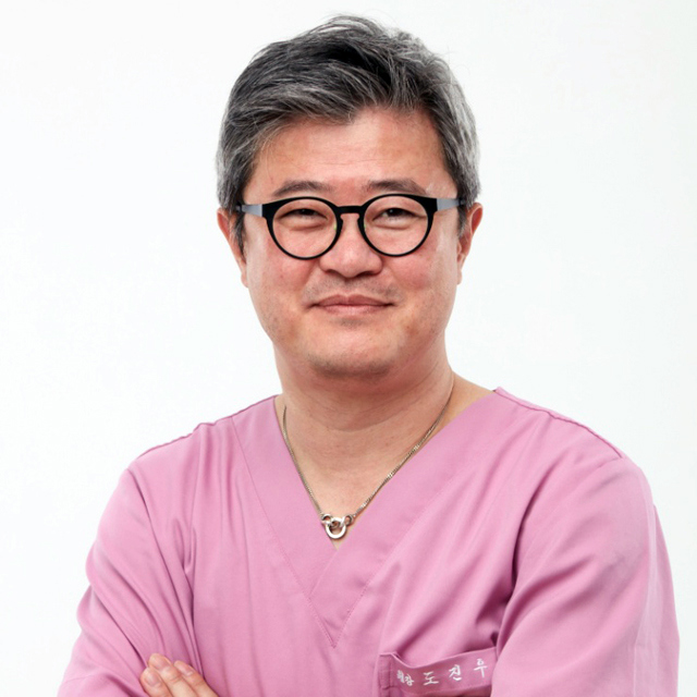 Dr. Doh Jin-Woo, Director at JD Clinic.