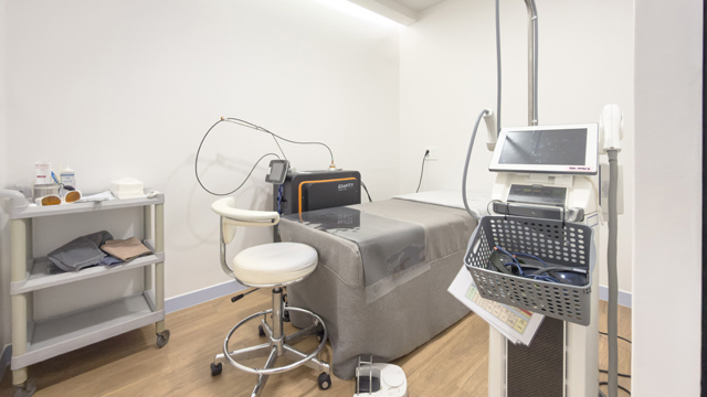 Treatment room at JD Clinic with medical equipment.