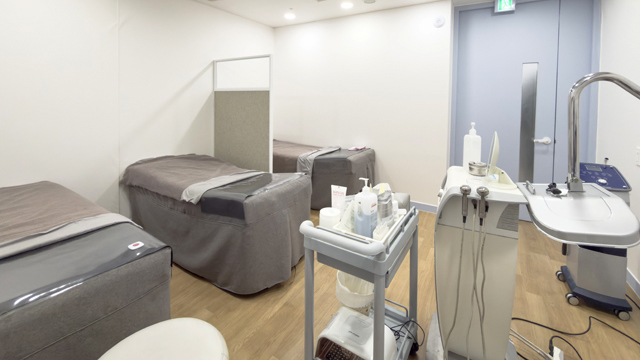 Treatment room at JD Clinic with examination beds and medical equipment.