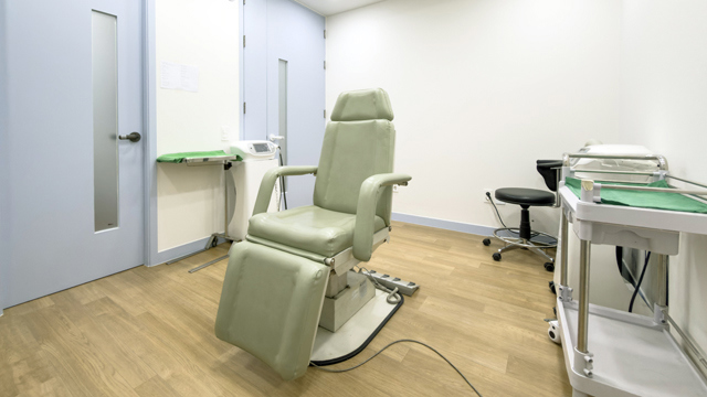 Treatment room at JD Clinic with examination chair.