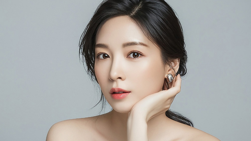 Woman with clear skin facing the camera.