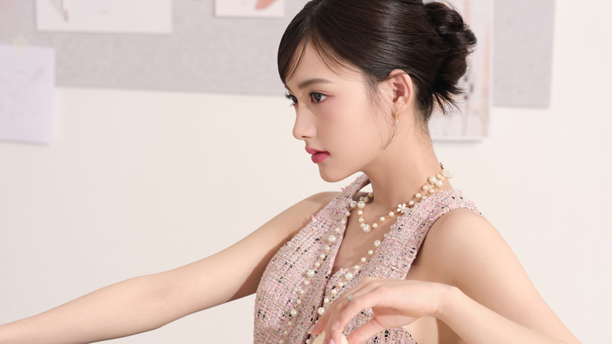 Model dalam pandangan sisi untuk menggambarkan kontur wajah yang licin dan jelas.