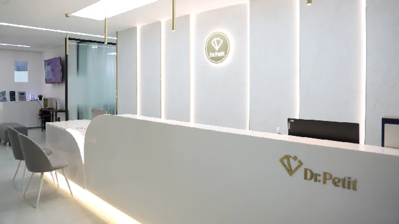 Reception and waiting area at Doctorpetit Hongdae.