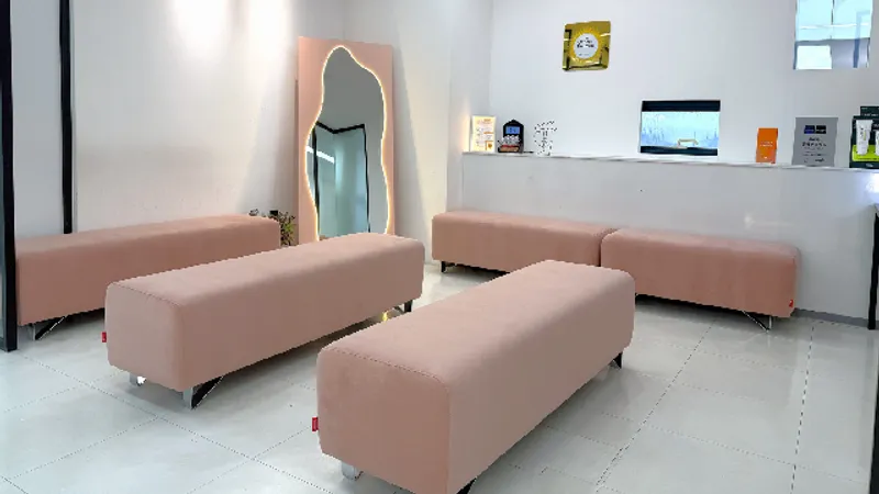 Waiting area at Doctorpetit Hongdae with pink benches and a full-length mirror.