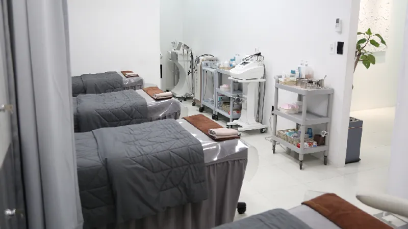 Treatment room at Doctorpetit Hongdae with beds and medical equipment.