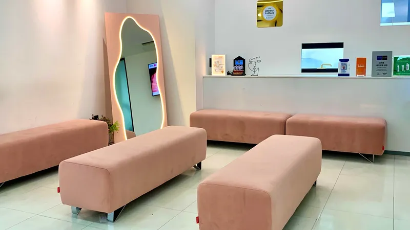 Waiting area at Doctorpetit Hongdae with pink benches and illuminated mirror.