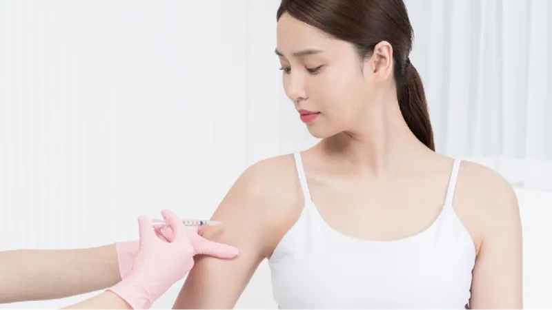 Body Botox injection into the upper arm muscle for non-surgical arm contouring