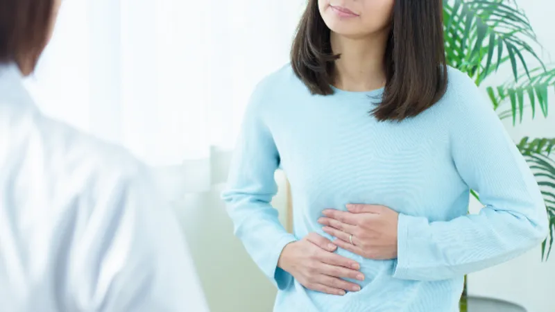 ソウルでの身体診察中に、患者様の上腹部を診察する医師