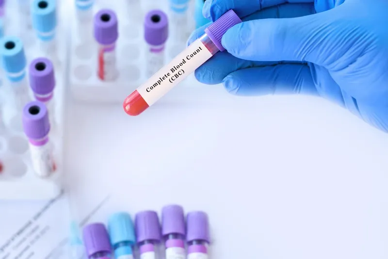 ソウルでの一般健康診断・血液検査の診察中に、聴診器を使って患者様の血圧を測定する医師