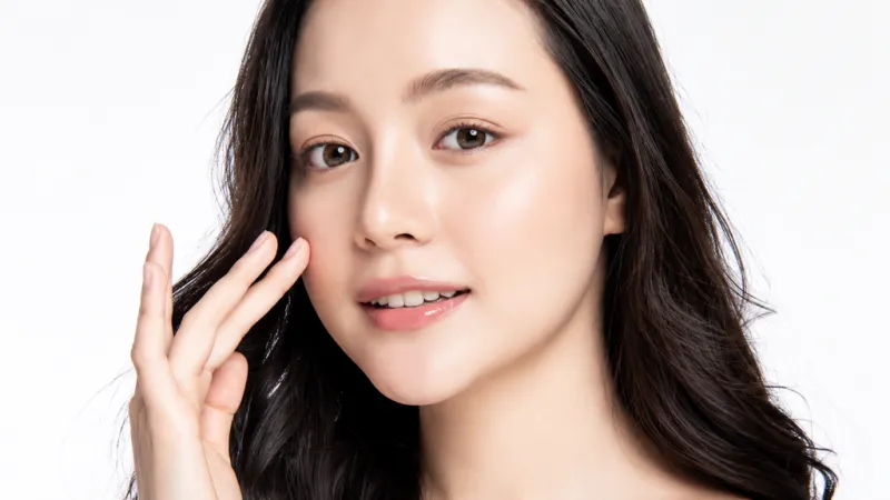 展示眼袋和黑眼圈外观的年轻女性。