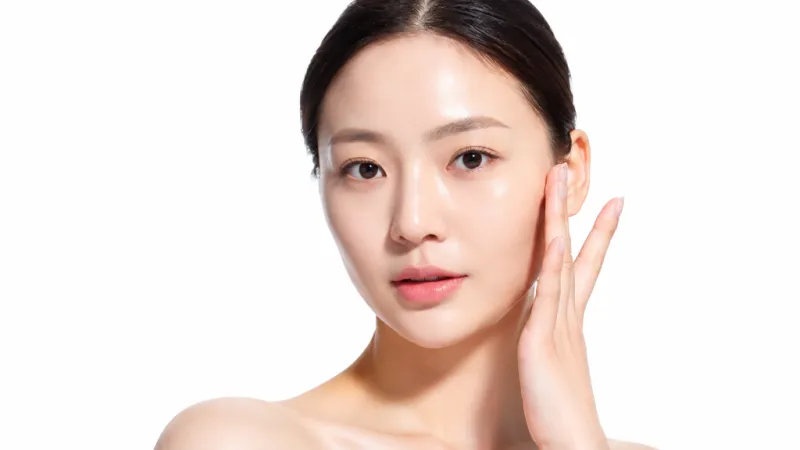展示面部自体脂肪移植与抗衰老手术效果的年轻光彩女性。